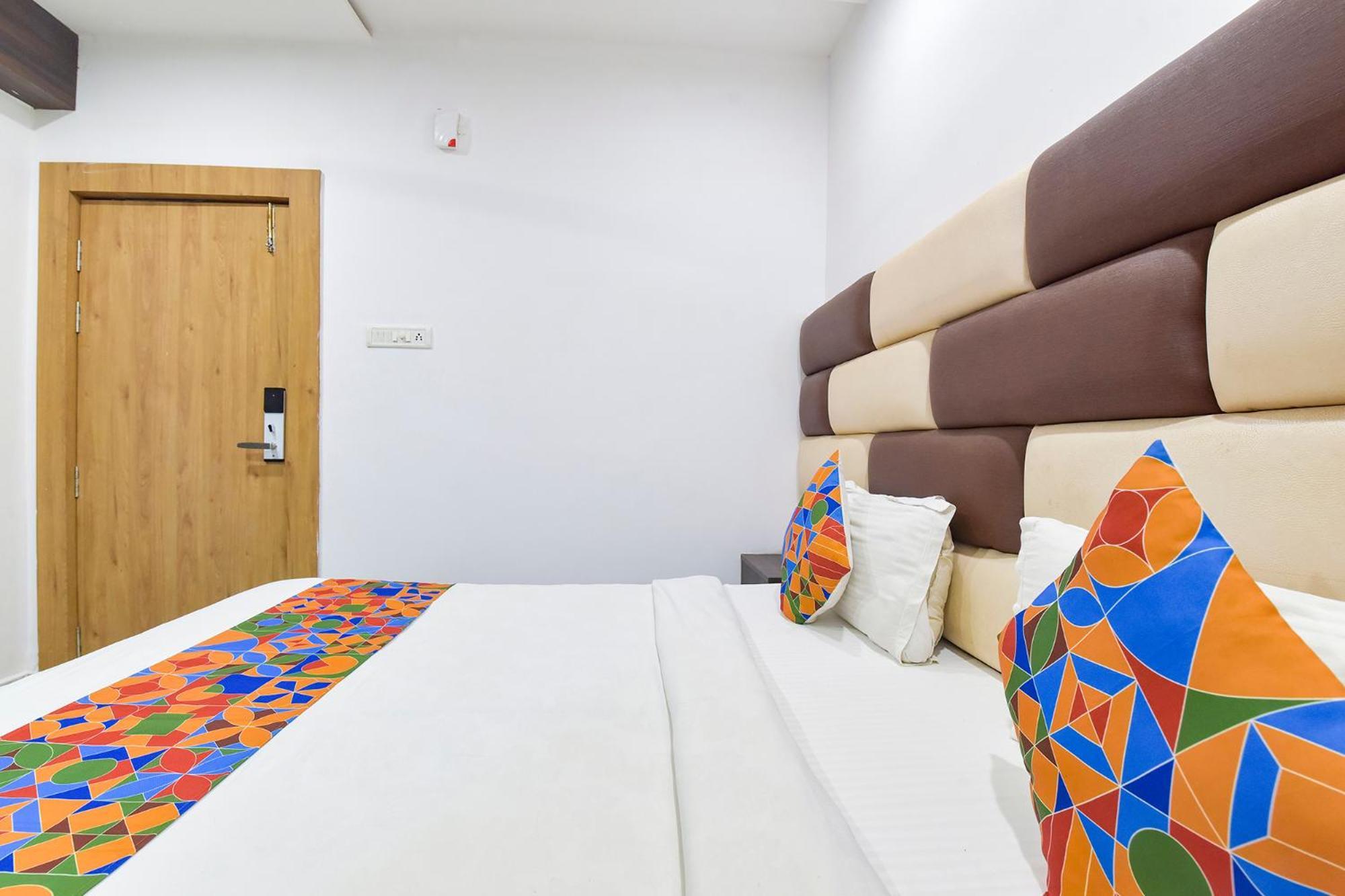 OYO 9857 Hotel Suryaa Jabalpur Exterior foto