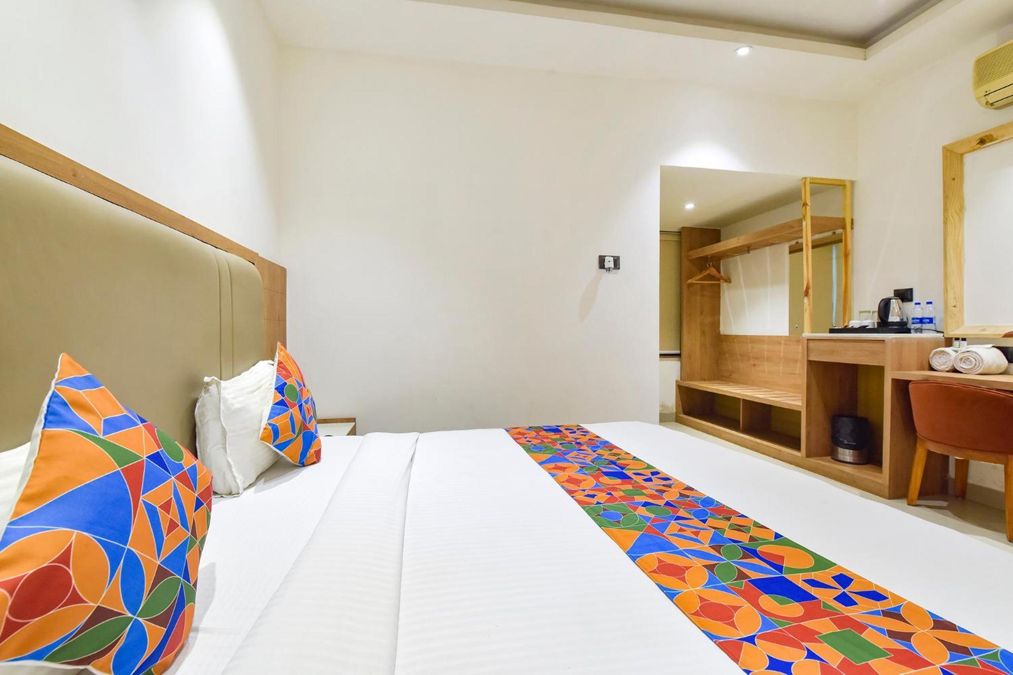 OYO 9857 Hotel Suryaa Jabalpur Exterior foto