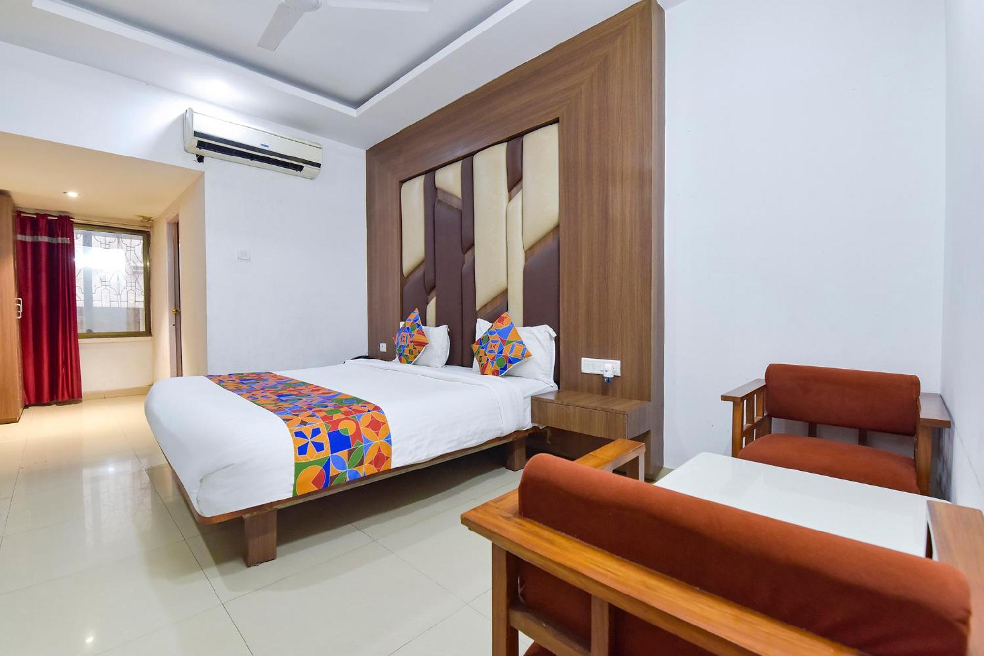 OYO 9857 Hotel Suryaa Jabalpur Exterior foto