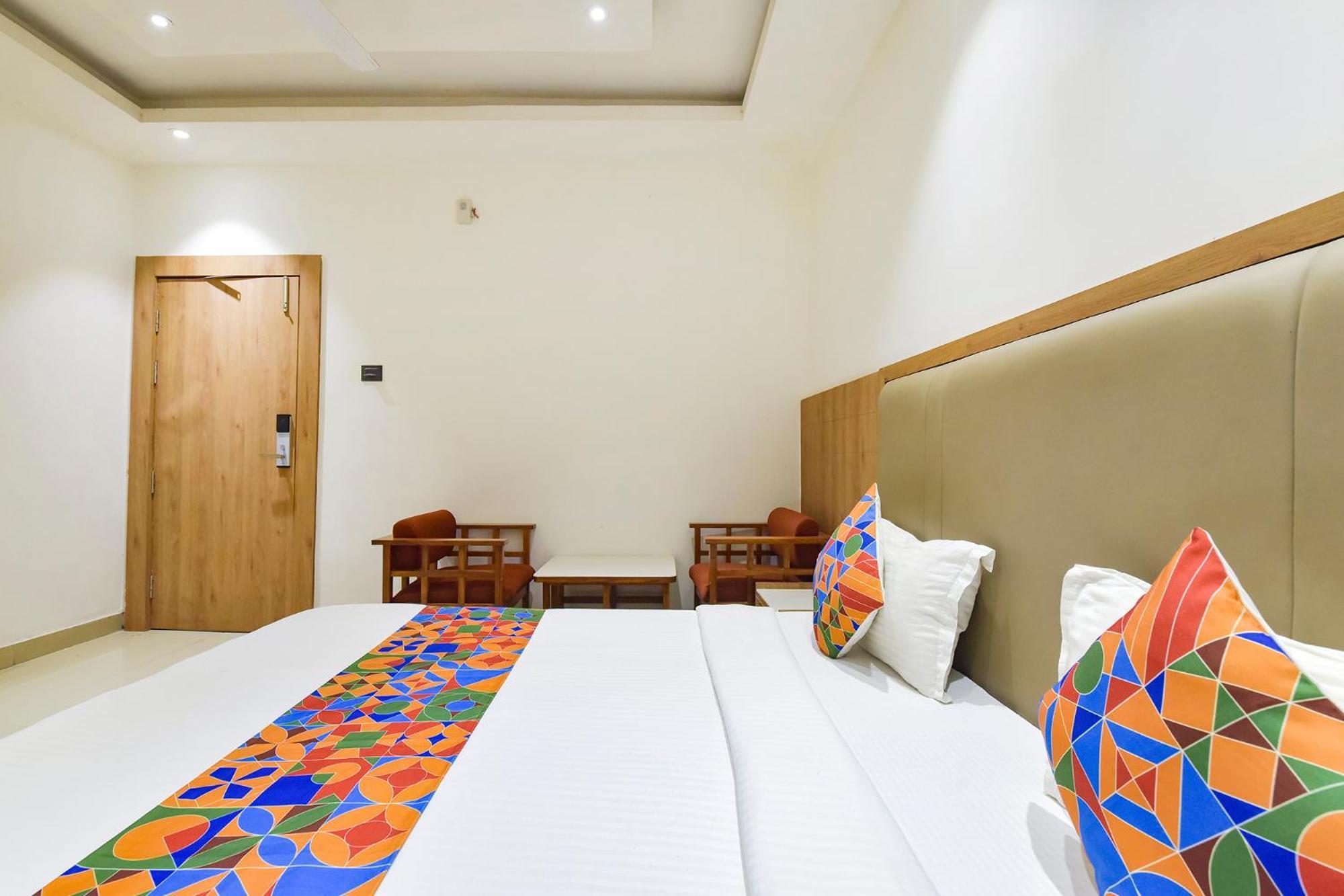 OYO 9857 Hotel Suryaa Jabalpur Exterior foto