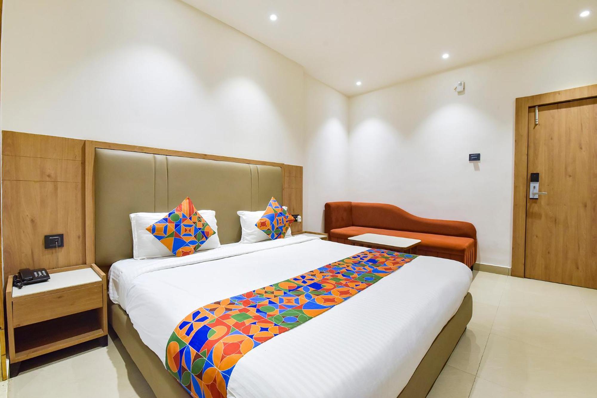OYO 9857 Hotel Suryaa Jabalpur Exterior foto