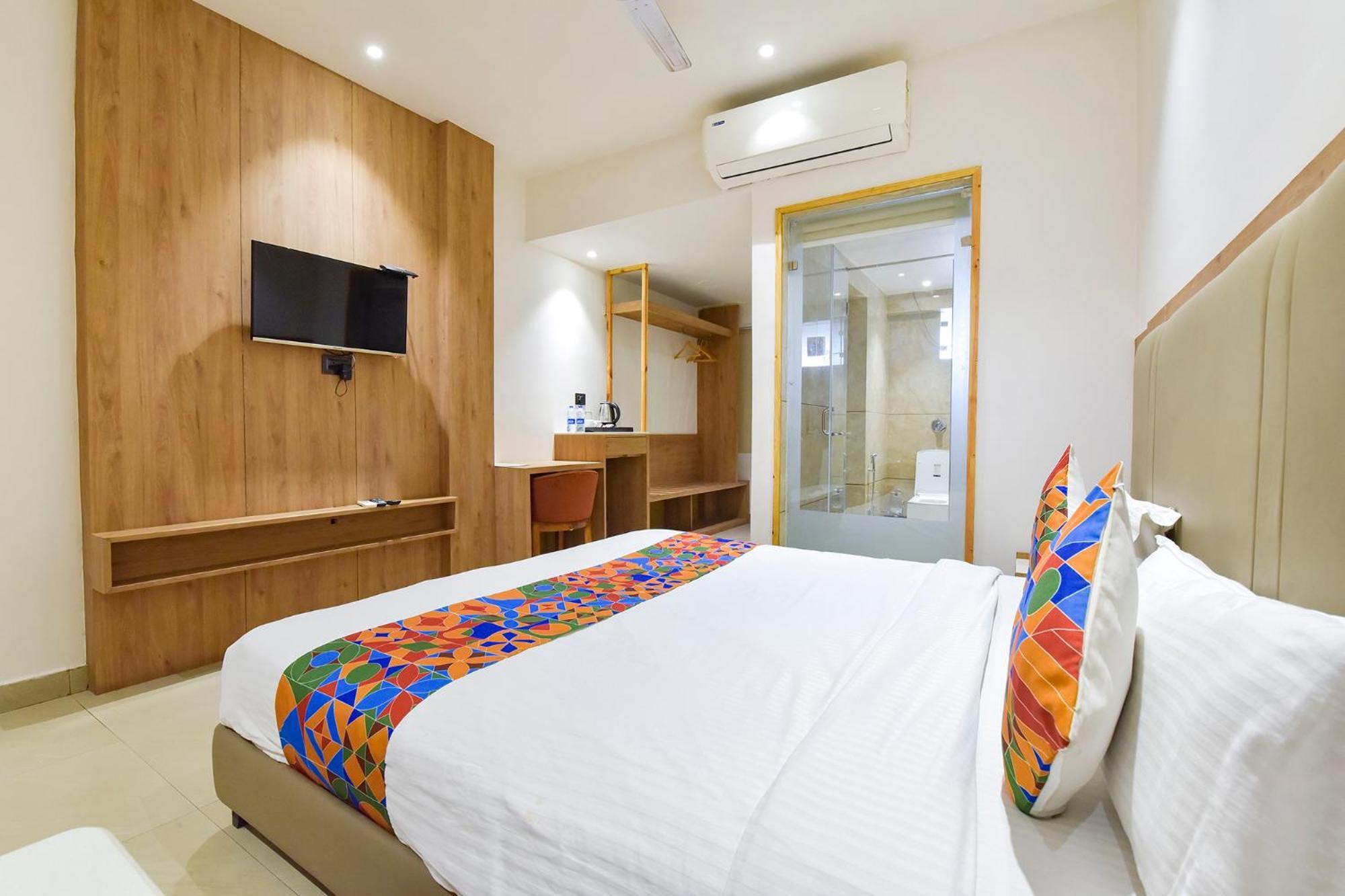 OYO 9857 Hotel Suryaa Jabalpur Exterior foto